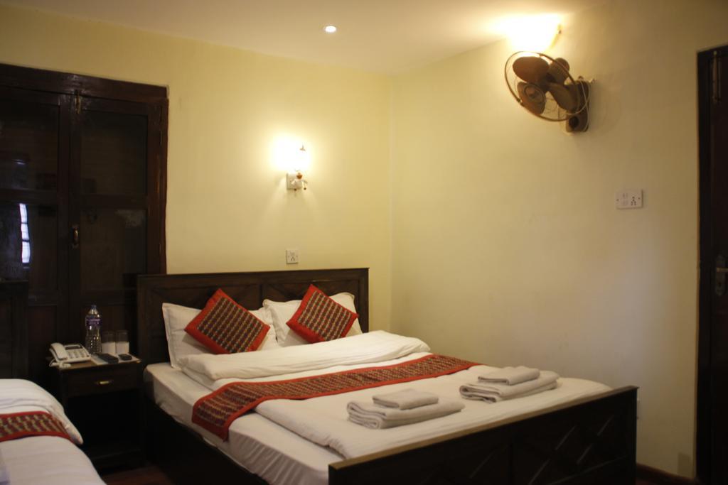 Hotel Peace N Park Катманду Екстериор снимка