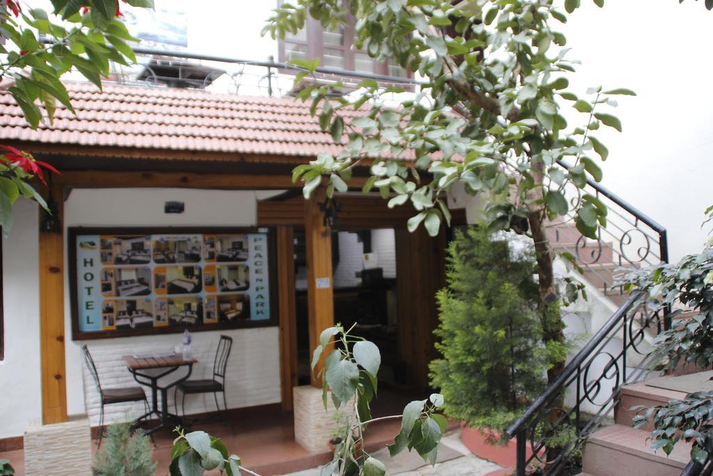 Hotel Peace N Park Катманду Екстериор снимка