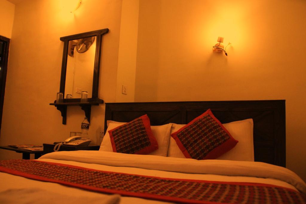 Hotel Peace N Park Катманду Екстериор снимка