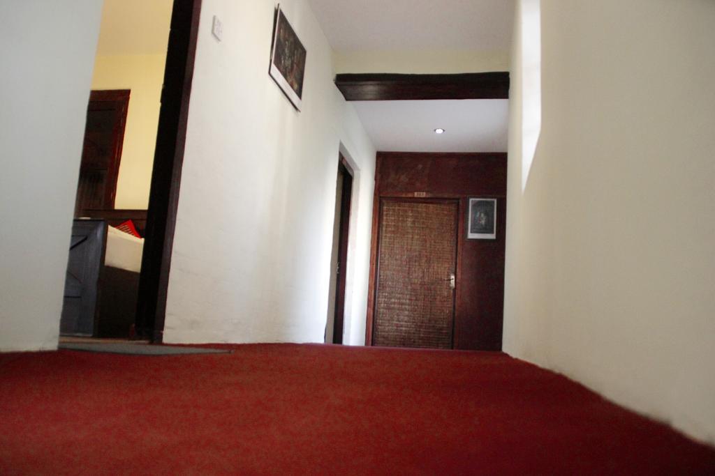 Hotel Peace N Park Катманду Стая снимка