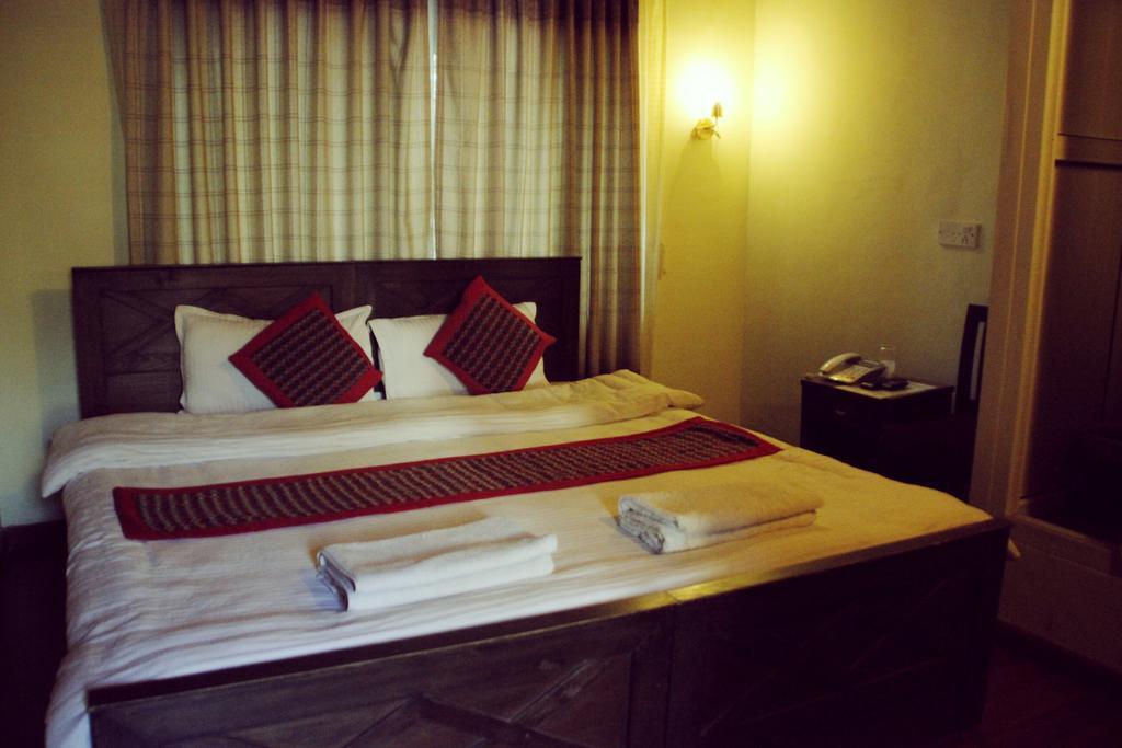 Hotel Peace N Park Катманду Екстериор снимка
