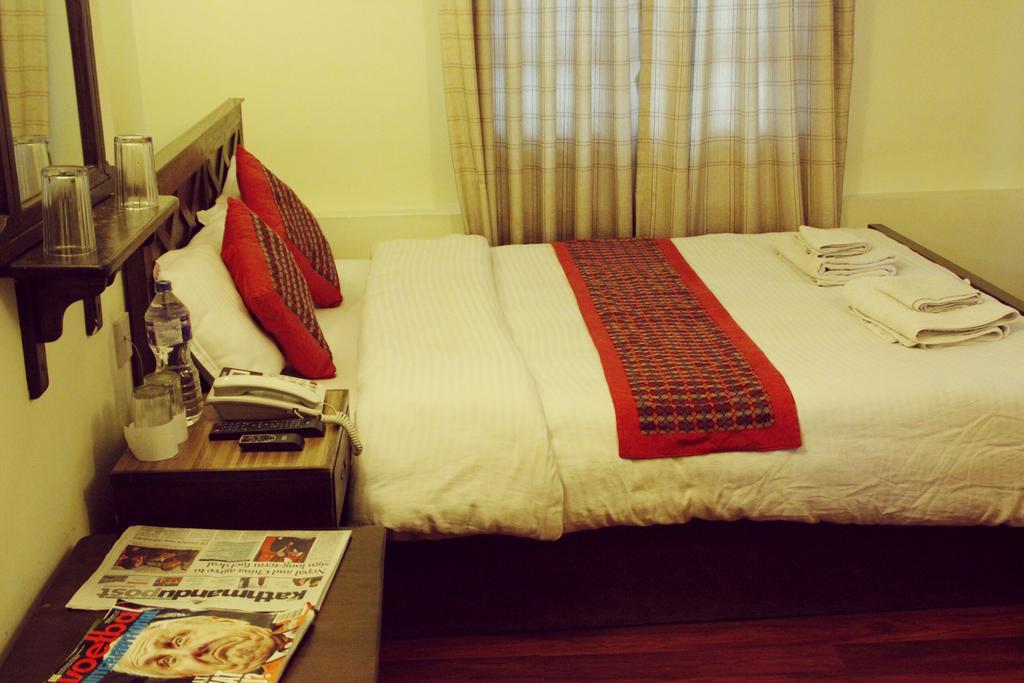 Hotel Peace N Park Катманду Стая снимка